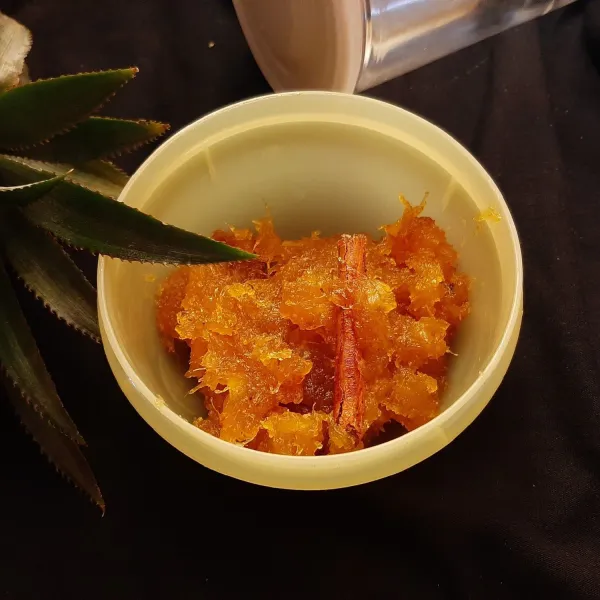 Tunggu hingga dingin, lalu bentuk bulat-bulat selai nanas.