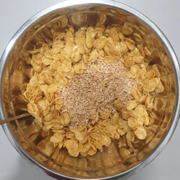 Tuangkan cornflakes kedalam wadah/mangkok, masukkan almond cincang yang telah di oven.
