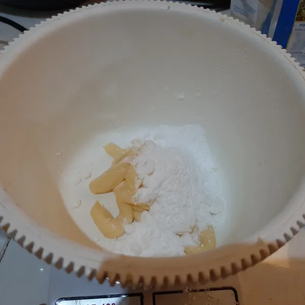 Campurkan butter dan gula halus, kocok 1-2 menit.