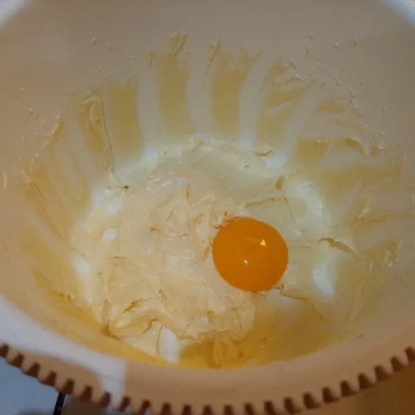 Tambahkan telur, aduk rata.