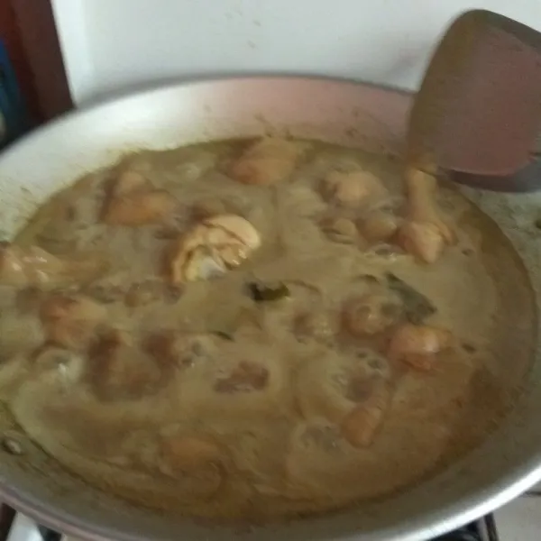 Masukkan santan lalu koreksi rasa.