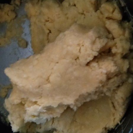 Uleni dengan tangan hingga tepung tercampur dengan adonan mentega.