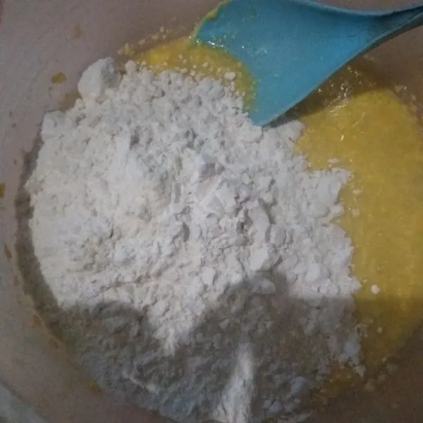 Masukkan tepung terigu dan tapioka. Aduk dengan sendok sampai tercampur, lalu uleni dengan tangan sampai kalis.