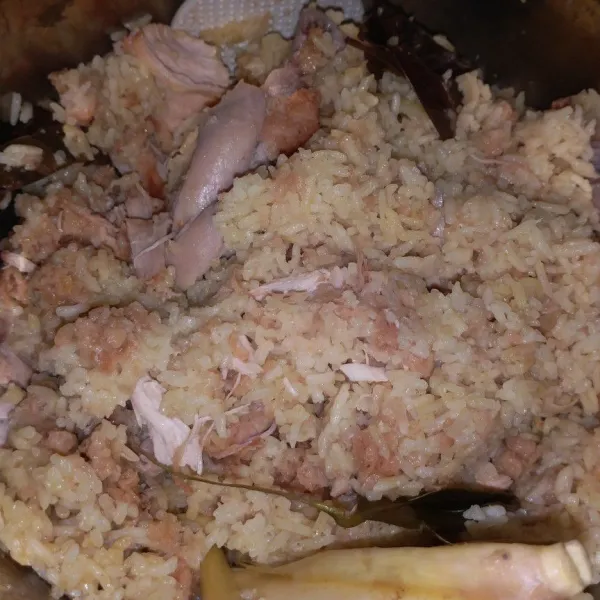 Bila sudah matang, aduk-aduk agar ayamnya menjadi suwir-suwir dan tercampur rata. Siap disajikan.