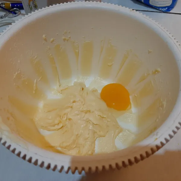 Tambahkan telur, aduk rata.