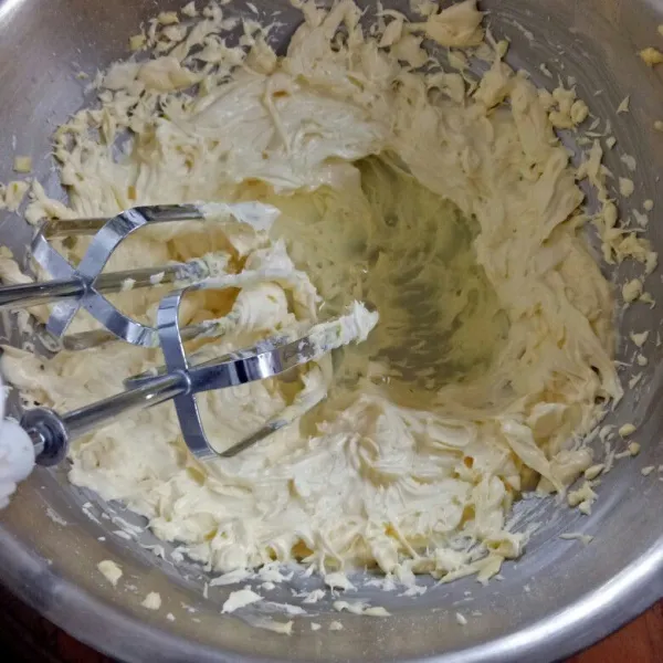 Masukkan putih telur. mixer lagi sampai tercampur rata