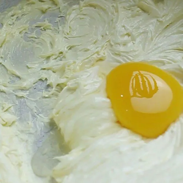 Masukkan kuning telur dan mixer kembali hingga semua tercampur rata.