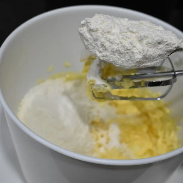 Masukan campuran tepung yang telah di ayak.