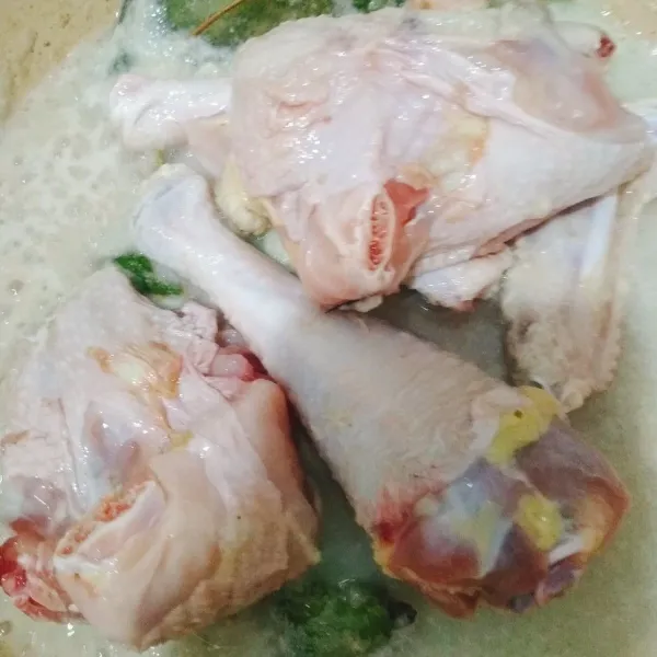 Masukkan ayam dan  masak sampai matang.