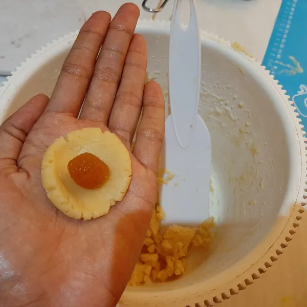 Bulatkan adonan, beri isian selai, lau bulatkan kembali.