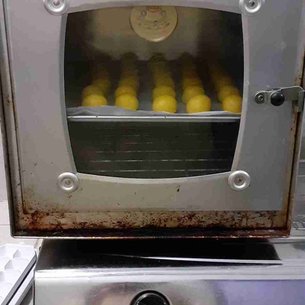 Oven dengan suhu 150 derajat selama 20 menit. Kecilkan api, tunggu 10 menit.