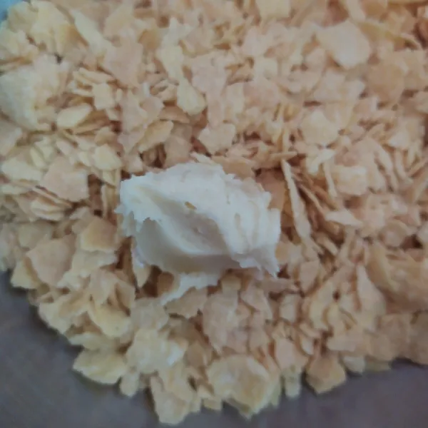 Ambil 1 sdt adonan lalu tuang ke remahan cornflakes, gulingkan dan tekan sampai adonan terbalut rata.