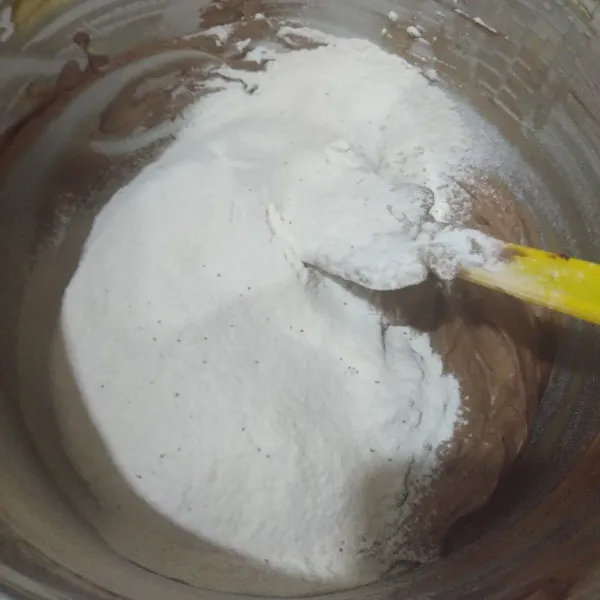 Masukkan tepung terigu, tepung maizena dan baking powder. Aduk rata.