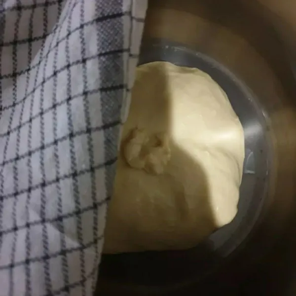 Taruhkan adonan dalam wadah berminyak dan diamkan selama 1 jam, tutup dengan kain serbet.