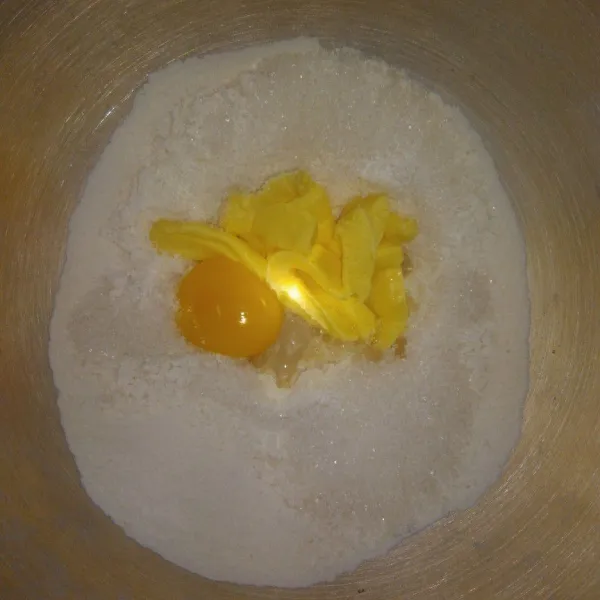 Dalam wadah, campurkan terigu, gula, butter, telur dan baking powder. Aduk rata.