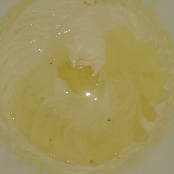 Masukan putih telur mixer hingga rata.