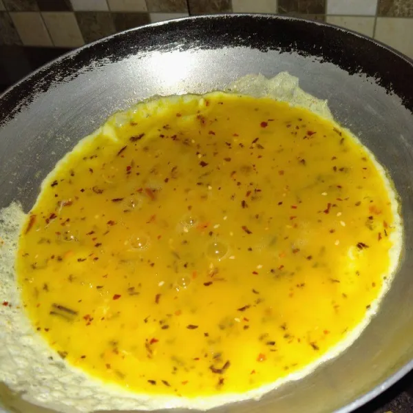 setelah itu goreng telur,lalu potong"sesuai selera