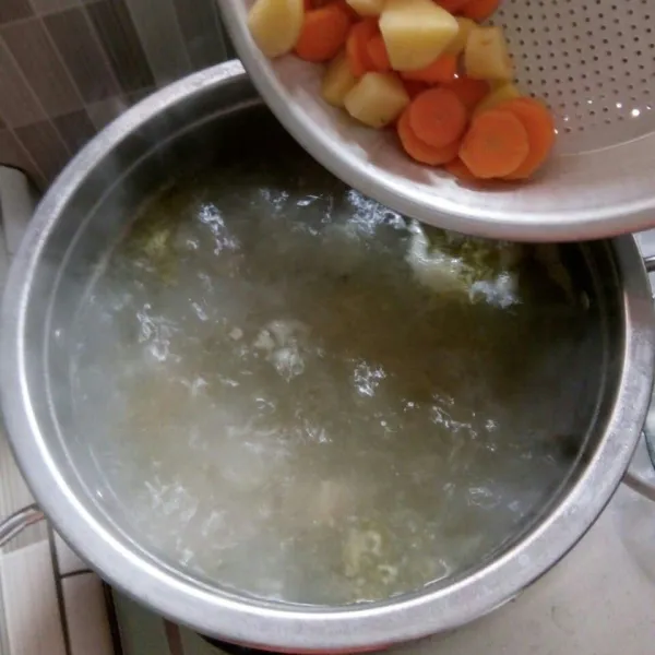 Rebus iga ± 30 menit dengan api kecil lalu tambahkan wortel dan kentang.