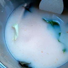 Masukkan ke dalam magic com beras, daun salam, daun jeruk, sereh, sea salt, air secukupnya, kunyit bubuk, kecap ikan, larutan krimer, aduk rata.