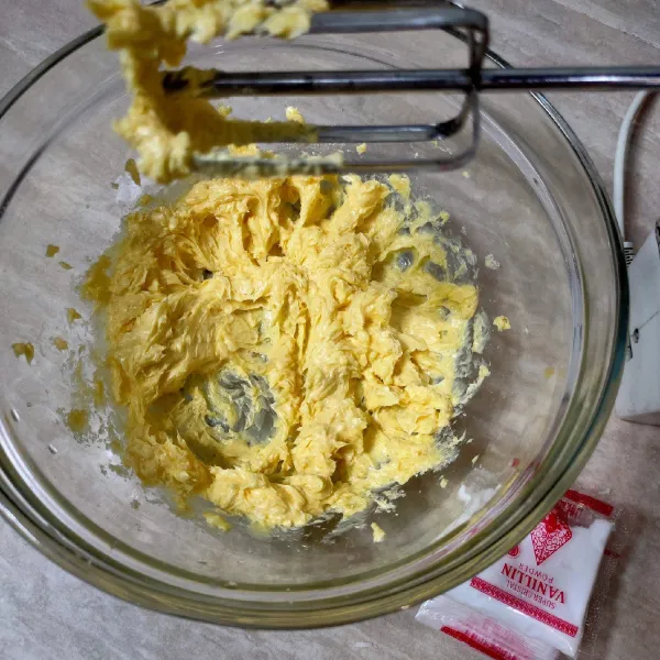 Kocok mentega, gula, dan vanili halus hingga rata.