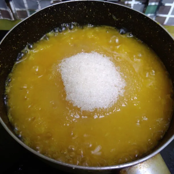 Setelah air nanas menyusut, masukkan gula dan garam. Masak kembali hingga benar-benar kering.