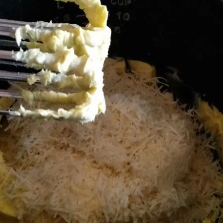 Aduk mentega selama 1-2 menit (bisa menggunakan mixer/adukan yang lain) lalu masukan keju parut dan kocok lagi dengan kecepatan rendah selama 1 menit.