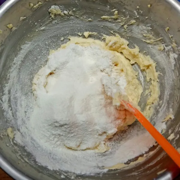 Masukkan tepung terigu, tepung maizena dan susu bubuk yang sudah di ayak sebelumya. aduk rata menggunakan spatula
