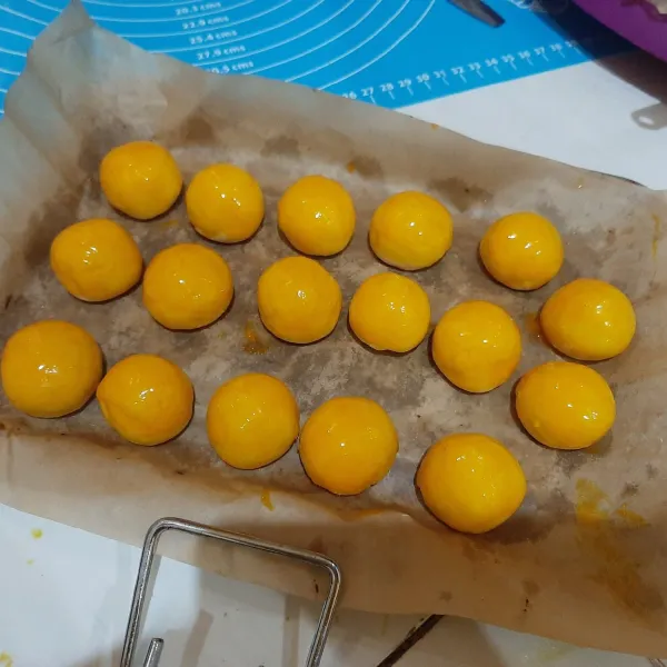 Biarkan benar-benar dingin. Lalu beri olesan biarkan set, oles lagi. Oles 2-3 kali. Panggang kembali 10-15 menit.Setelah dingin, masukan dalam toples.