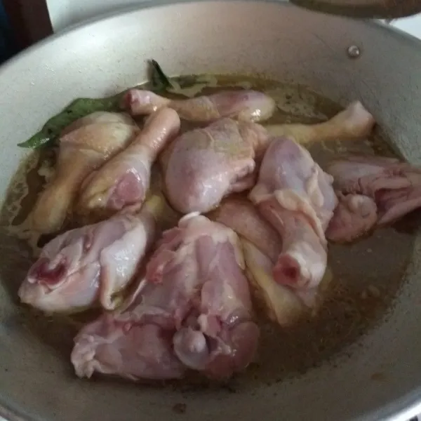 Masukkan air, masukkan juga ayam.