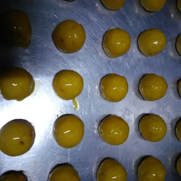 Setelah nastar 3/4 matang, keluarkan dari oven, lalu dinginkan. Setelah dingin, beri olesan kuning telur sebanyak 3x. Lalu panggang kembali hingga matang.