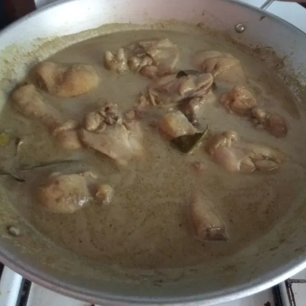 Masak hingga matang sambil diaduk supaya santan tidak pecah.