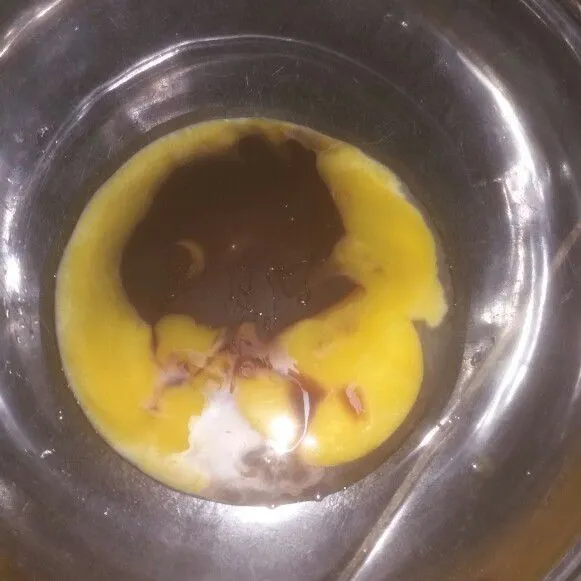 Campur 1 buah kuning telur dan 3 sdm susu kental manis coklat, aduk hingga tercampur rata.