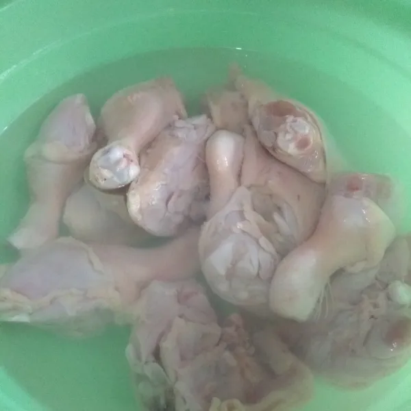 Rendam ayam dalam air panas sekitar 10 menit. Tiriskan.