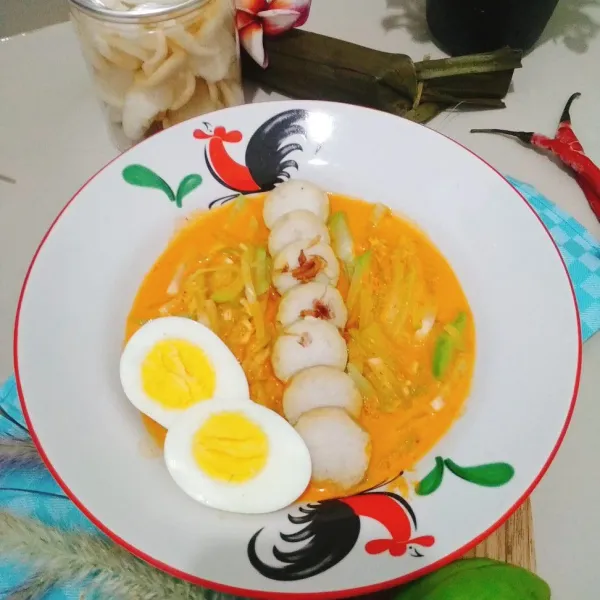 Sajikan lontong/ketupat sayur dengan pelengkap telur rebus, bawang goreng, kerupuk dan kecap manis.