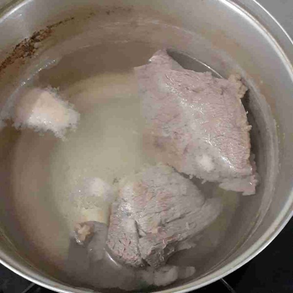 Rebus daging hingga empuk, tiriskan lalu potong2. simpan kaldu nya