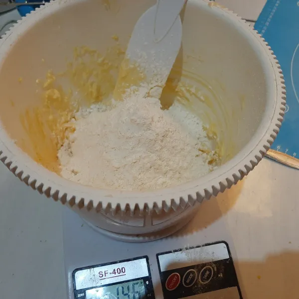 Masukkan tepung terigu dan maizena, aduk rata.