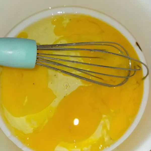 pecahkan telur, masuk kan garam dan lada,lalu aduk hingga merata