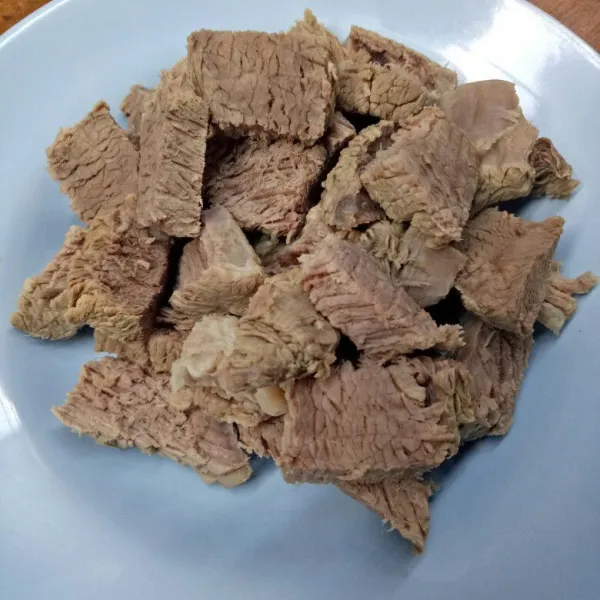 Setelah daging empuk, angkat dan potong sesuai selera