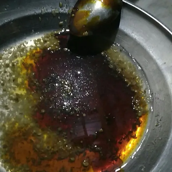 Campur bumbu rendaman dengan air, kecap dan minyak.