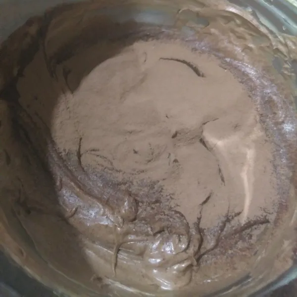 Masukkan coklat bubuk, aduk rata.