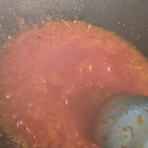 Giling cabe, ditambah garam, bawang merah, bawang merah dan tomat. Lalu beri garam.
