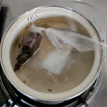 Masukkan coklat batang dalam plastik segitiga, lelehkan dengan cara direndam air panas.