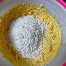 Masukkan kuning Telur, kocok rata, Tambahkan tepung terigu aduk rata.