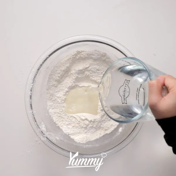 Tuangkan air secukupnya hingga membentuk adonan tepung yang cukup kental.