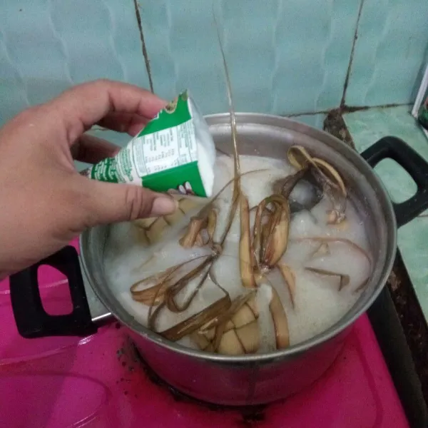 Tambahkan santan kentan instan, masak hingga air menyusut dan ketupat matang. Angkat dan sajikan.