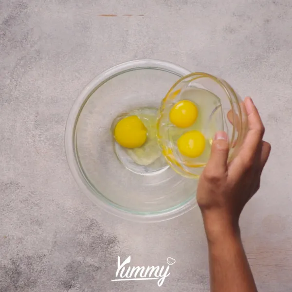 Campurkan telur, garam, penyedap, lada dan dalam satu wadah lalu kocok hingga tercampur rata.