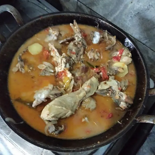 Kemudian masukkan daging ayam, aduk rata, masak hingga bumbu meresap dan ayam matang sempurna, tambahkan santan kental, gula dan penyedap, tes rasa, aduk perlahan hingga mendidih, jangan sampai santan pecah.