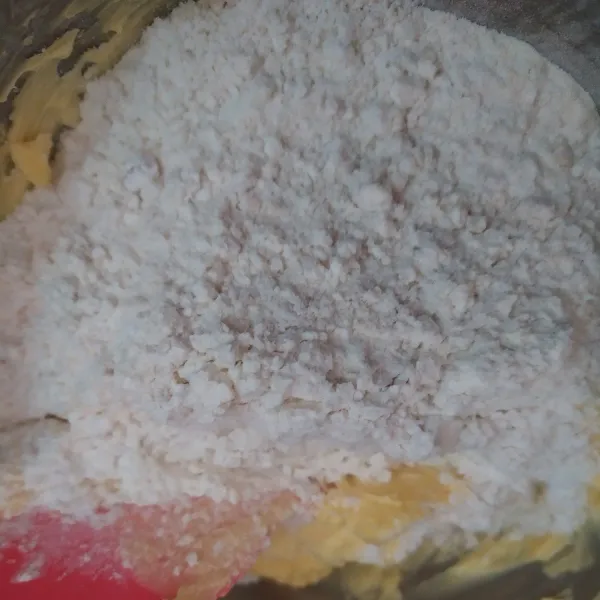 Di wadah lain mixer butter, margarin dan kuning telur selama 1 menit, masukkan campuran tepung dan kacang aduk dengan spakula.