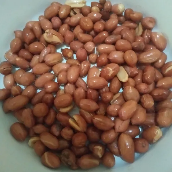 Boreng kacang tanah lalu sisihkan sebagian untuk bahan kuah.