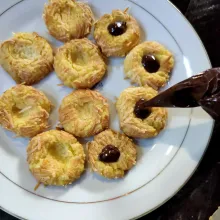 Semprotkan coklat leleh di atas kue.